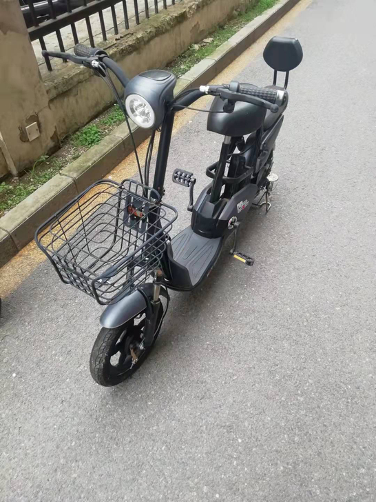 电动两轮自行车，成色如图，闲置转让，车架子...