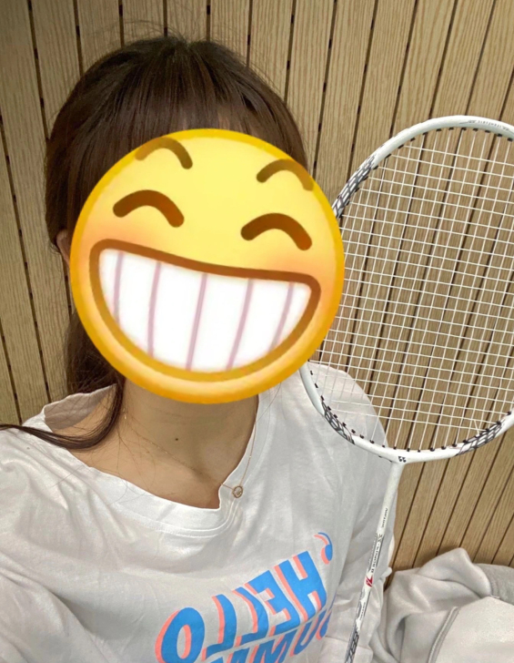 美女老师闲置出售一副2支装尤尼克斯羽毛球拍...