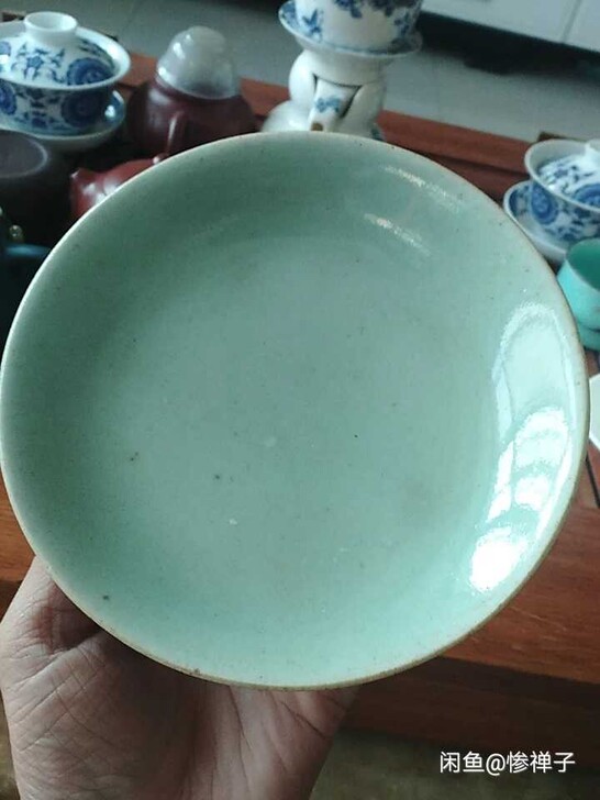 两块豆青盘子。