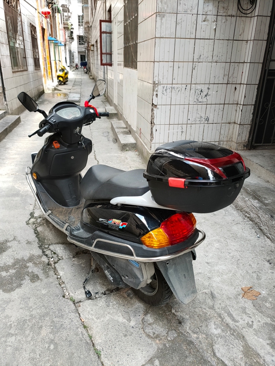 比亚伦宇钻踏板摩托车，电喷、前后双碟