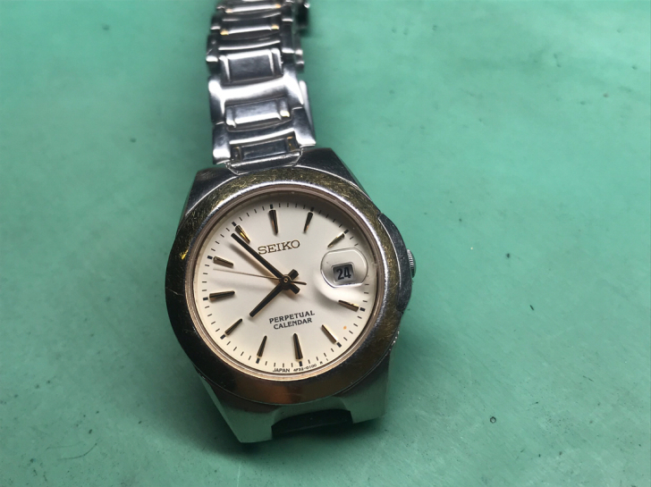 精工4F32万年历年差手表