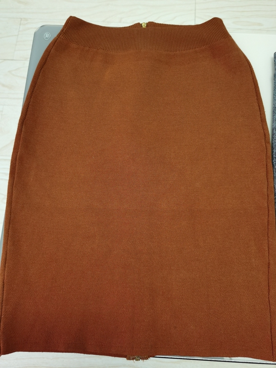 两条包臀裙，棕色这条比较百搭，秋冬都可以穿...