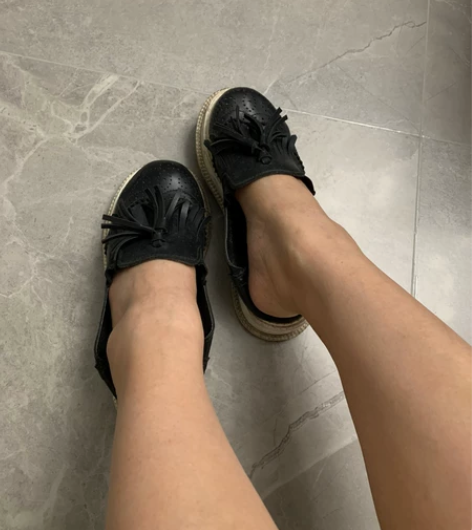 英伦风流苏娃娃鞋 底很软很舒服 后跟被我踩...