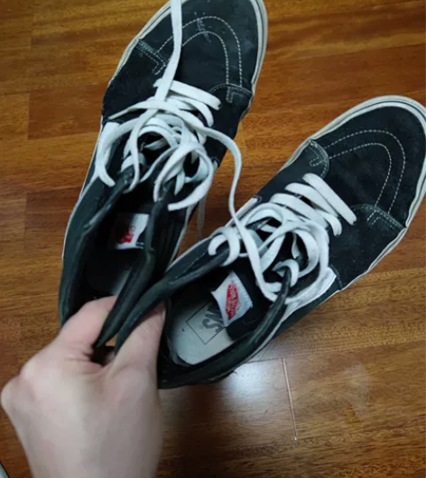 战损版vans 43码，鞋底有裂缝，左鞋侧...