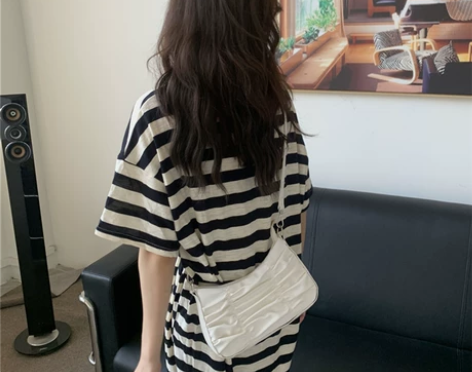 小众褶皱链条法棍包 仅试背 感兴趣的话点“...