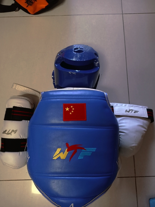 跆拳道护具，8到15的孩子都能穿，买的时候...
