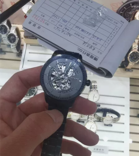 万达专卖店买的，飞亚达手表，防尘罩一起送 ...