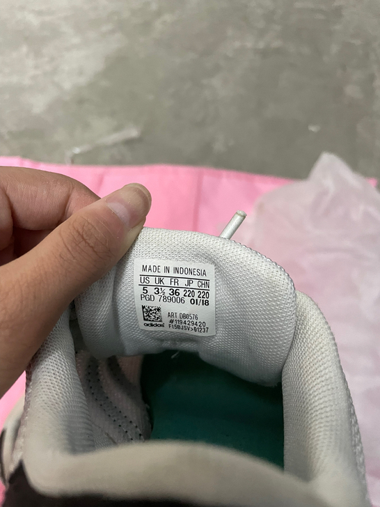 adidas阿迪达斯女鞋 没有洗过 用来晚...