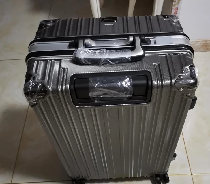 出一个24寸非常高档的行李箱，海关密码锁，...