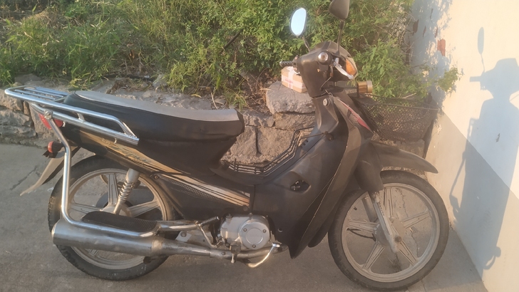 豪爵弯梁摩托车排量110cc  成色五六成新