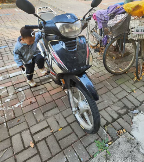 上下班骑的豪爵弯梁摩托车，天冷开车了，不骑...