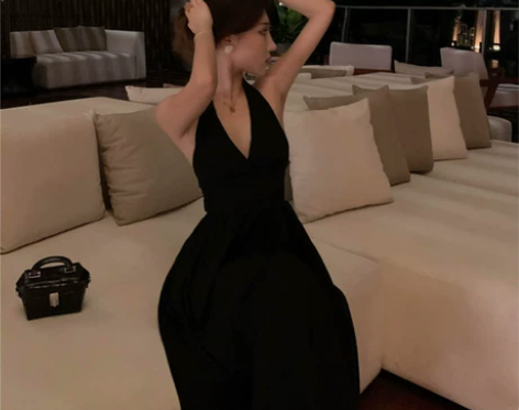 黑色气质修身裙子夏小黑裙赫本风露背复古挂脖...