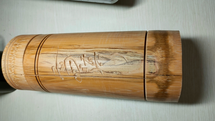 乌镇竹筒，时间比较久，已经开裂，正是时间都...