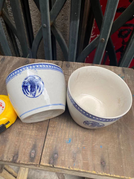 拆迁收回两个青花小水缸，99一个包邮到家！...