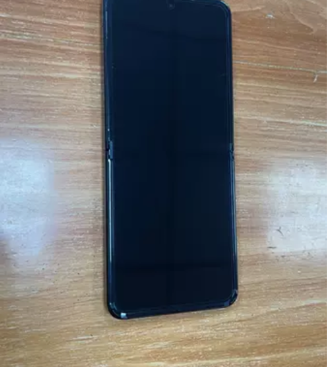 出台三星最新款折叠手机Zfip 3黑色5G...