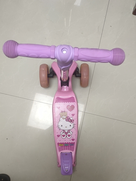 凯蒂猫滑板车,适合2-8岁宝宝,能折叠,4...