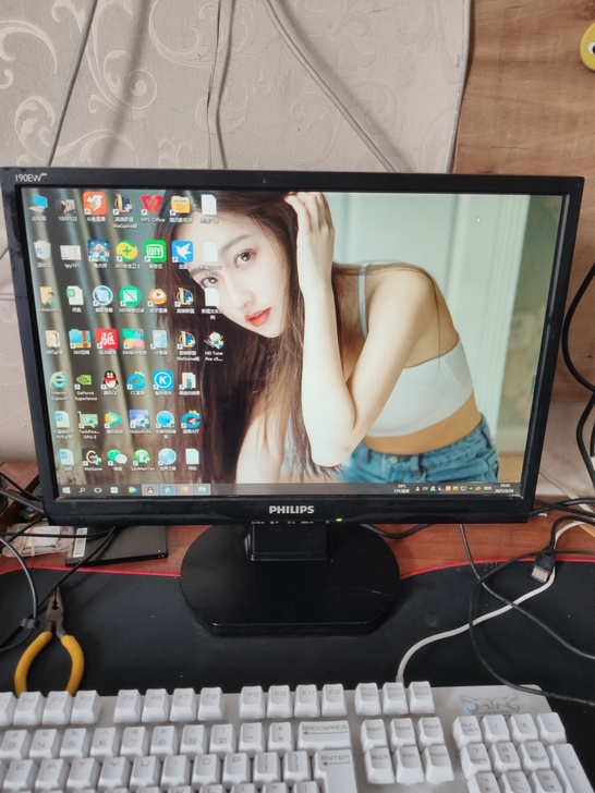 19寸飞利浦电脑显示器，完美屏，外观还不错...