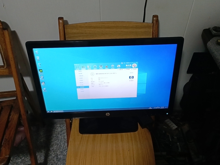 惠普HP 2311f显示器，显示器上有个红...