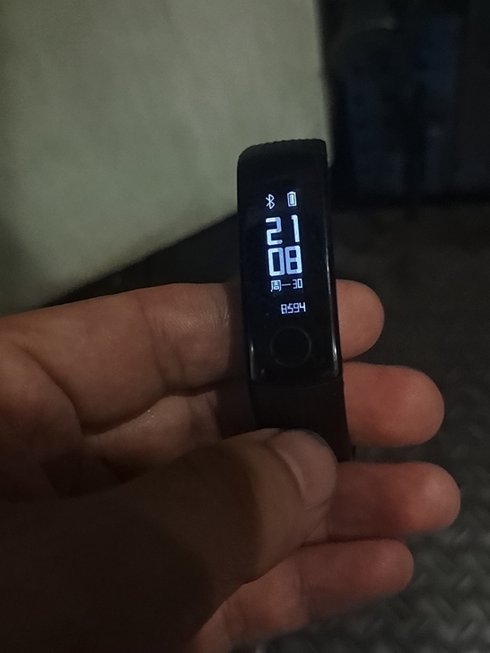 用了不到一年的华为手环，9成新带充一次电能...