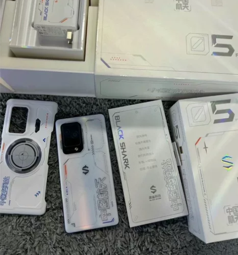 黑鲨5Pro 中国航天版 白色 16G运行...