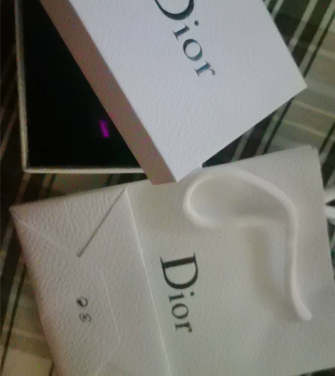 朋友送的假口红，有包装，有礼盒。全新 实物...