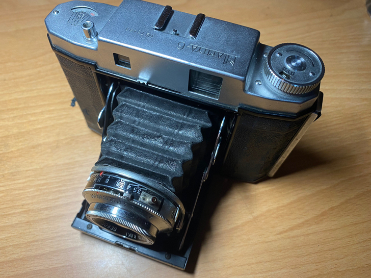 出一台Mamiya玛米亚6皮腔机，带三卷乐...