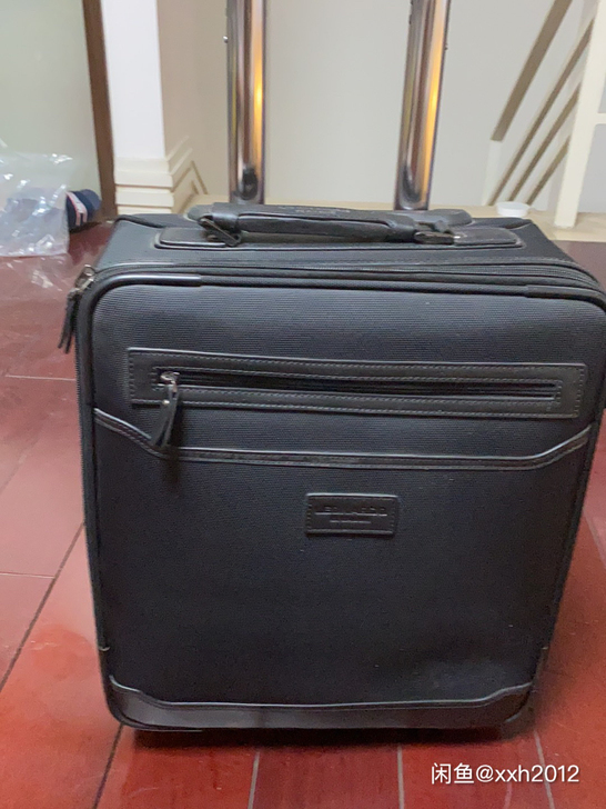 旅行箱出售，内里全新未使用。外表是很结实厚...