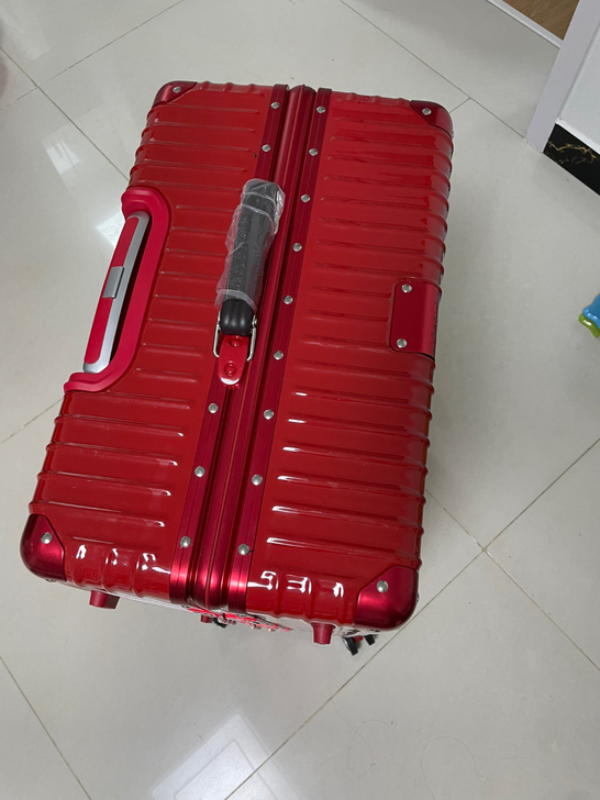 28寸红色拉杆箱，有一对，容量很大，购自网...