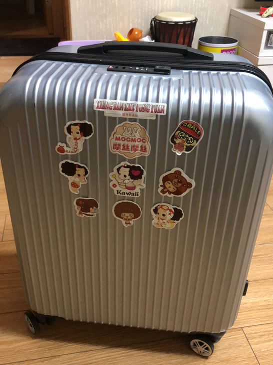 刚买的箱子，轻微使用痕迹，尺寸买大了，又买...