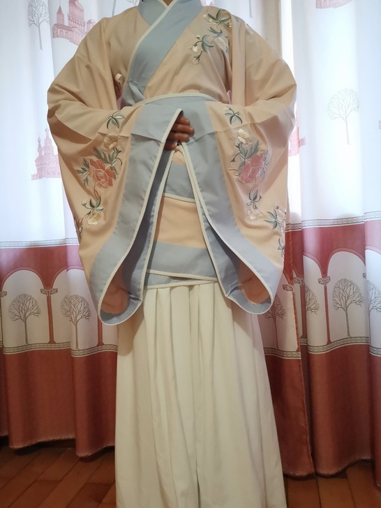 转卖此汉服九八新!只穿过两次，不议价150...
