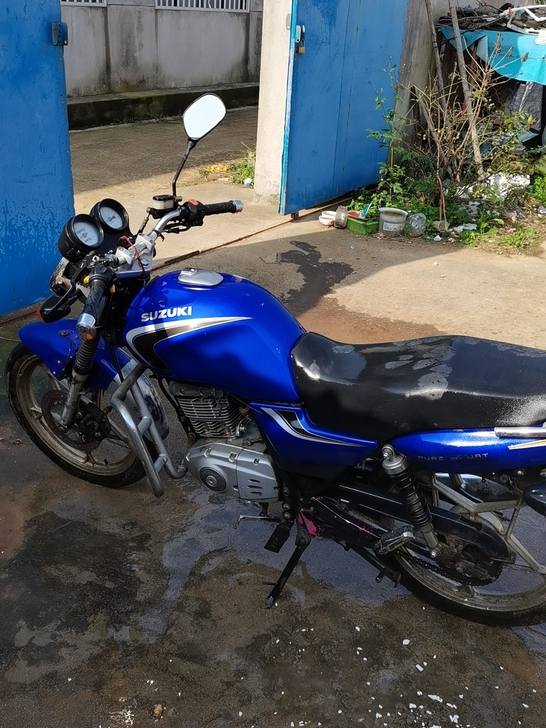 出铃木摩托车，下田摔过骑大沟里了，前减震都...