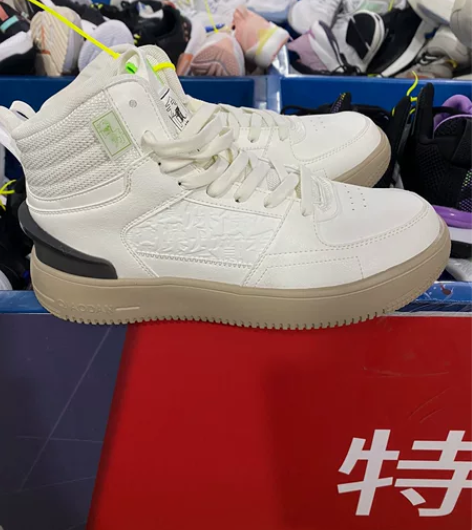 乔丹特价活动,码不齐全,所以价格低, 中帮...