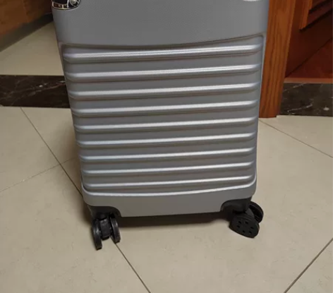 20寸万向轮旅行箱 全新，赠品，不是啥牌子...