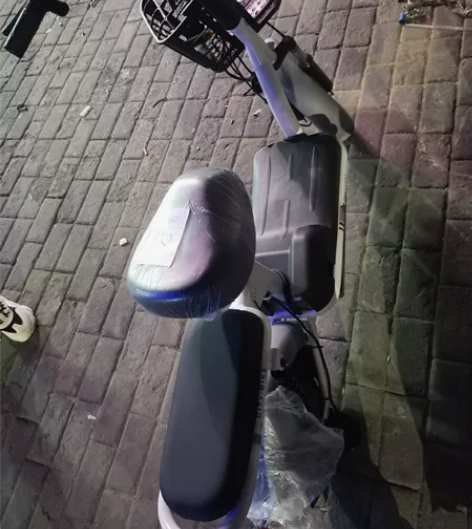 媳妇新买的电动车，因为天气突然变冷，不骑了...