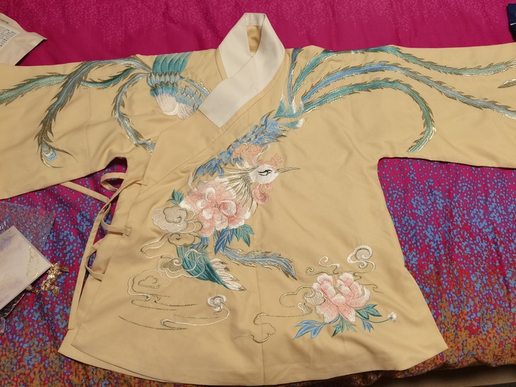 钟灵记凤来仪上袄,正品,只穿过两回,觉得不...