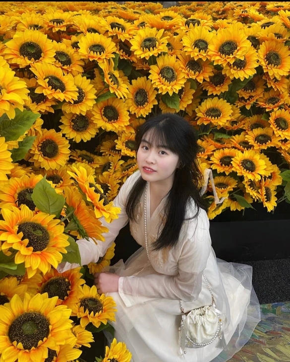 中国风汉服女古装民族舞蹈蝶裳演出服