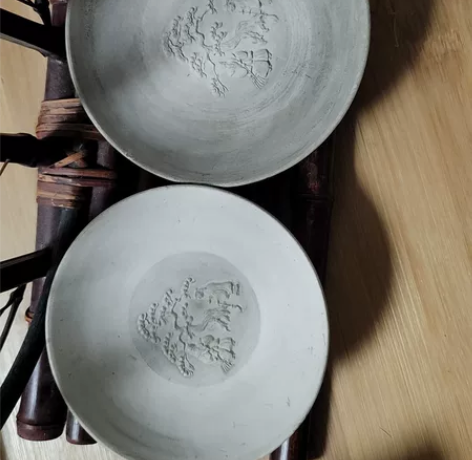 日本回流,白陶泥盘。内浮雕图案。全品 感兴...