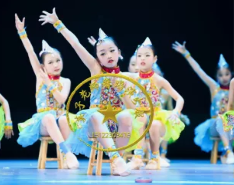 抖音紫金舞蹈夏日里的滴滴调同款民族儿童演出...
