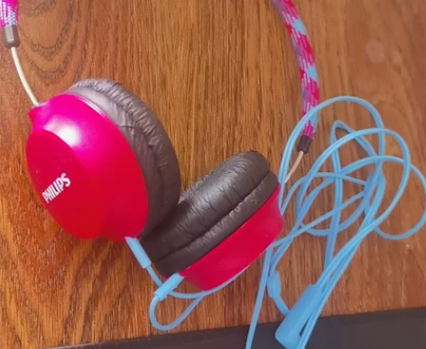 飞利浦头戴式耳机，除了一只耳包有点破皮，其...