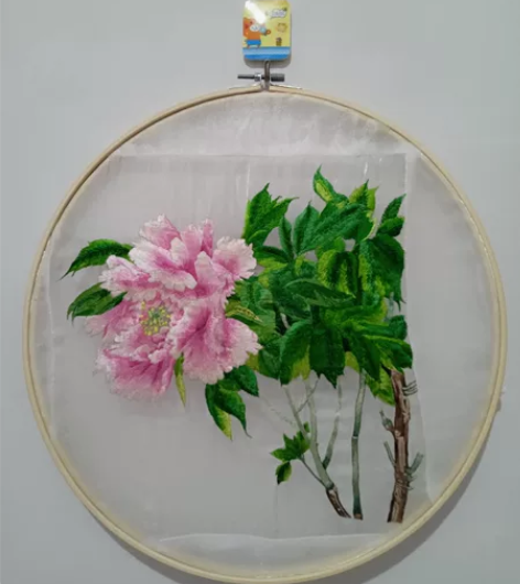 一幅手绣牡丹刺绣，画稿是李晓明老师工笔画。...