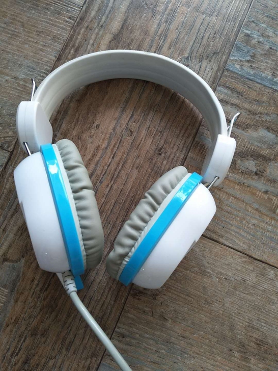 一款非常震撼蓝光耳麦，游戏听音辨位，追踪他...