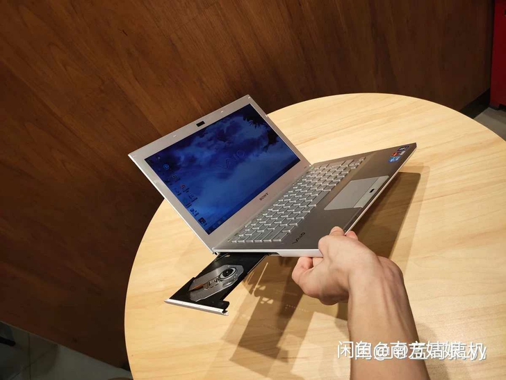 SONY索尼VPC 13.3英寸独显便携轻...