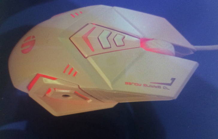 英菲克专业游戏鼠标,有轻微使用痕迹,下面的...