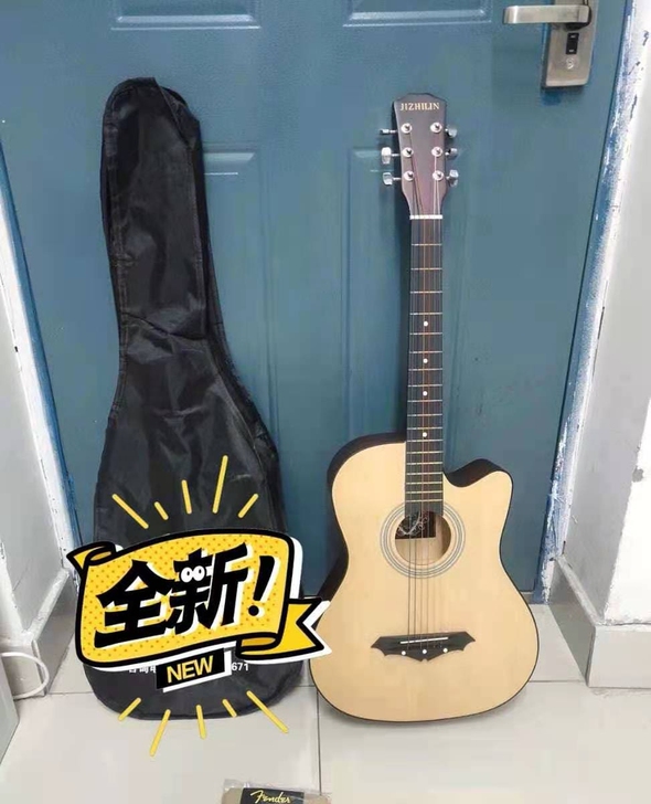 全新吉他，刚买一个月都没有碰过，590买的...