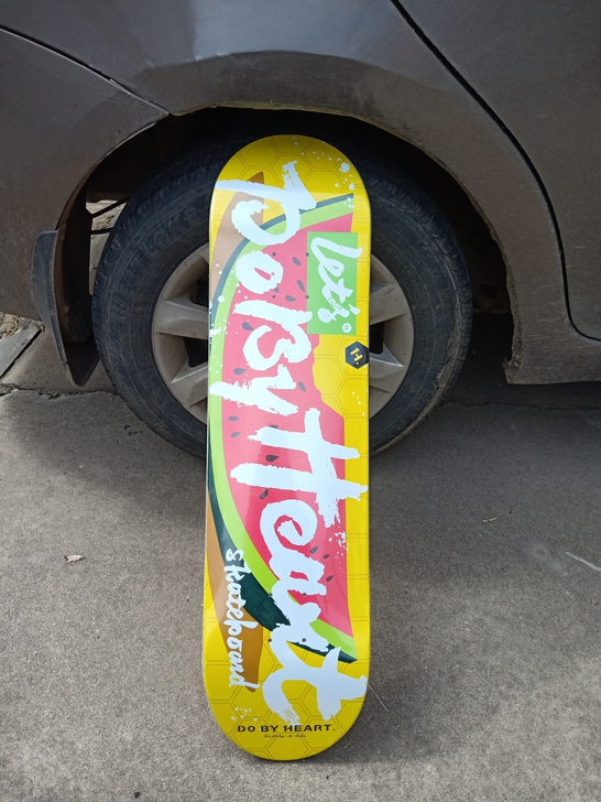 滑板板面比赛得DBH的全新未拆封 宽度是8...