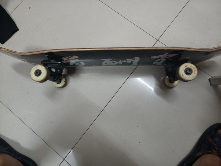 出个滑板，dbh的，成色如图，有点脏，质量...