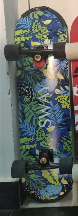 sway滑板两个双翘玩具板，八新，有磕碰掉...