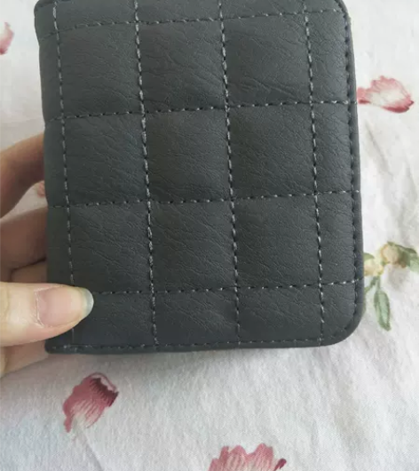 全新女士钱包，巴掌大，能放卡，一次也没用过...