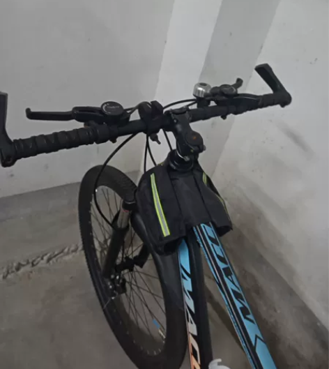 给儿子新买的自行车，因上学路程远又买电动车...