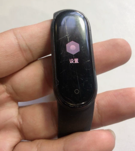 小米手环5标准版 屏幕明显划痕，有磕角，如...